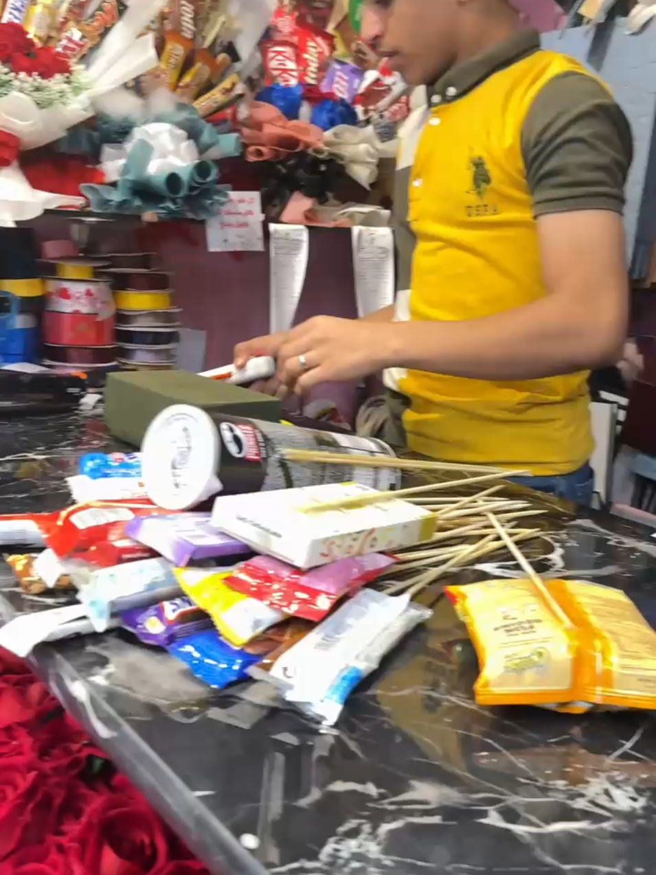 🎁🌹 **قسم التنسيق في خليج عدن... لمسة فخامة في كل هدية!** 🌹🎁 بإشراف المنسق المبدع **عدي**، نوفر لك أرقى خدمات:   ✨ **تغليف الهدايا** باحتراف   🌸 **تنسيق الورد الطبيعي** بذوق راقٍ   🎀 أفكار مبتكرة تناسب جميع المناسبات 🎉 سواء هدية، زيارة أو مناسبة خاصة…   خلّي اللمسة الأخيرة علينا! 📍 زورونا في فروع **مكسرات وحلويات خليج عدن**   📞 وللتنسيق المباشر: [773355663] **خليج عدن... لأن الهدية ما تكمل إلا بذوقها!** 💙   #تنسيق_هدايا #ورد_طبيعي #خليج_عدن #بصمة_عدي #هدايا_بذوق#بصمة_عدي 