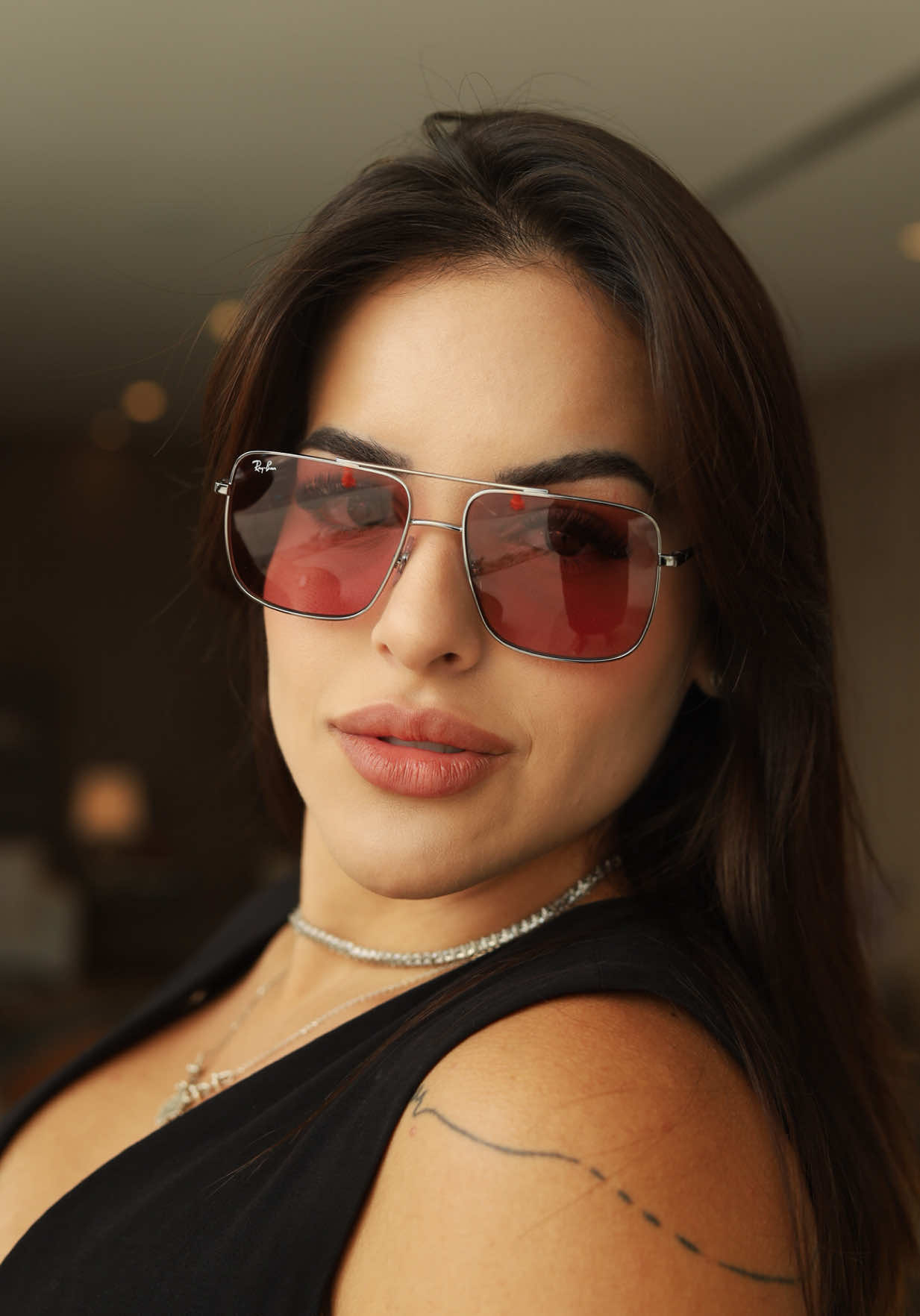 As lentes coloridas voltaram com tudo e o Ray-Ban Ari Bio-Based prova que estilo e consciência podem andar juntos. Aqui na Ótica Cristal, você encontra essa tendência de perto. #oticacristal #rayban 