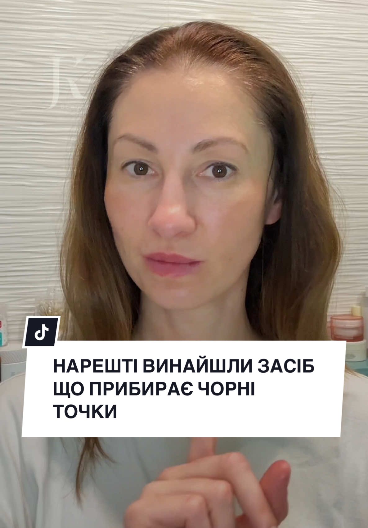 Тонерні педи для ексфоліації та звуження пор Переваги Medicube Zero Pore Pads 2.0 Глибоке очищення пор: Спеціально розроблені для ефективного очищення та зменшення розмірів пор, допомагають усунути забруднення та надлишок себуму. Потужний ексфоліант: Містять натуральний BHA (кору білої верби) і AHA (лимонну кислоту), які м’яко відлущують відмерлі клітини шкіри, що сприяє покращенню текстури і зовнішнього вигляду шкіри. Зменшення видимості пор: Клінічно доведено, що продукт значно знижує пористість шкіри і допомагає зменшити кількість чорних точок і білих прищів. Контроль жирності: Регулює рівень себуму, що допомагає контролювати жирний блиск і запобігає утворенню нових забруднень. Релаксаційний ефект: Лаванда в складі надає заспокійливий ефект, що робить використання патчів приємним і розслаблюючим досвідом. Доказова ефективність: Відомо про значне зменшення рівня себуму на 47,1% і зниження забруднень в порах на 87,3%, що свідчить про високу ефективність продукту. Легкість використання: Простий у застосуванні – після очищення обличчя просто протріть його текстурованою стороною патчу, потім гладкою стороною і легенько поплескайте для кращого всмоктування. Підходить для щоденного використання. М’яка формула дозволяє використовувати патчі щодня, не викликаючи подразнень. Ці переваги роблять Medicube Zero Pore Pads 2.0 чудовим вибором для тих, хто хоче поліпшити стан своєї шкіри, зменшити пори і контролювати жирність.