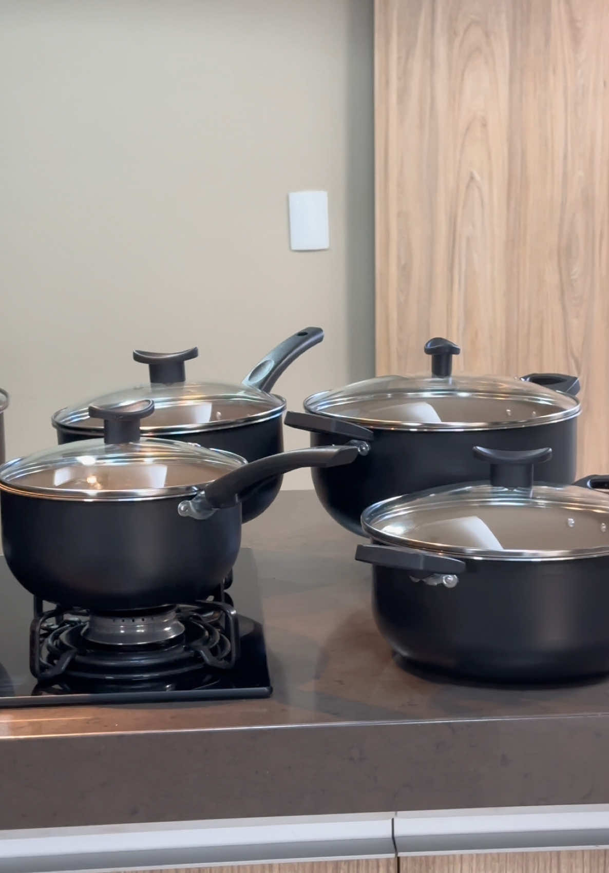 Conjunto de Panelas Luxor ✨ Jogo De Panelas Teflon Super Antiaderente 10 Peças Robustas ✨ Este conjunto inclui 10 peças robustas, perfeito para sua cozinha. Composto por 7 peças + utensílios de cozinha, é ideal para diversas receitas. A teflon super antiaderente garante fácil remoção dos alimentos cozidos. Cada peça é projetada para durabilidade e eficiência na cozinhar. Conteúdo do Pacote 7 Peças + Utensílios de Cozinha: Inclui panelas de diferentes tamanhos e formas, além de utensílios essenciais. Perfeito para cozinhar com variedade e praticidade. #panela #panelas #cozinha #cozinhando 