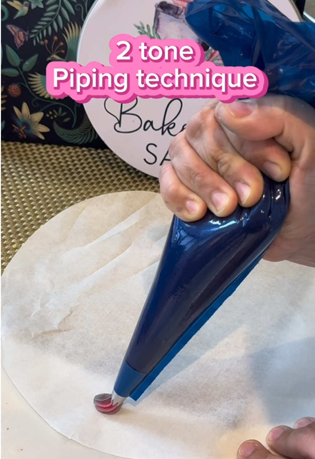 2tone piping buttercream #piping #cake #cakedecorating #baking #baker #cakedecorator #baking #cakedecorator #pipingbuttercream #bake #trick #tip #easybaking #asmr #cupcake 