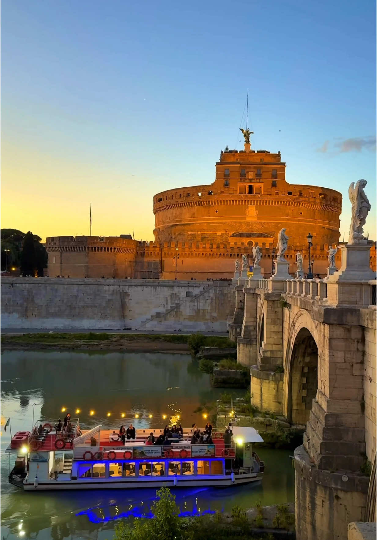 Ci sono tramonti… e poi c’è Roma. ❤️ #roma #italia #tramonto 