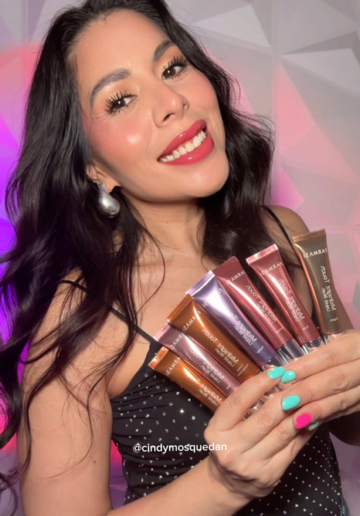 Rubores líquidos con glow real, aplicador increíble y tonos que te van a obsesionar. ¡Midnight Touch es el lanzamiento del año! Guarda este video, comenta tu favorito y compártelo con tu amiga que no puede vivir sin rubor. #MidnightTouch #FarmasiMéxico #GlowSkin #RuboresLíquidos #TikTokBeauty #Farmasi #RuborLiquido 