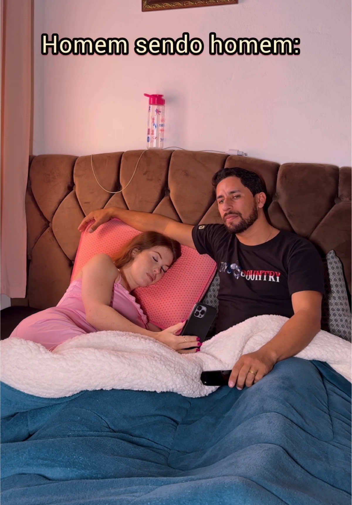 Parece que Homem não acerta nunca 🤣@ Até quando quer ser gentil, cuidadoso e fofo , acaba fazendo coisa errada kkkkk a garrafada foi doída viu kkkk ..#meme #comedia #humor #relacionamento #marido