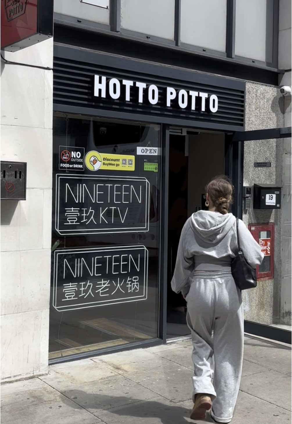 We tried @Hotto Potto in London A cozy hotpot spot you have to check out! We picked two broths: 	•	Tomato 	•	Sichuan spicy For food: 	•	Pork 	•	Lamb All the hotpot basics Plus their BBQ menu: 	•	Grilled tentacles 	•	Chicken hearts (surprisingly good!) They also have karaoke downstairs, but we were heading back to Belgium—next time for sure! Honestly? My favorite restaurant I visited in London So flavorful and fun! Location: 19 Leman Street, London #londonfoodie #londoneats #restauranlondon #hotpot #asianfood 