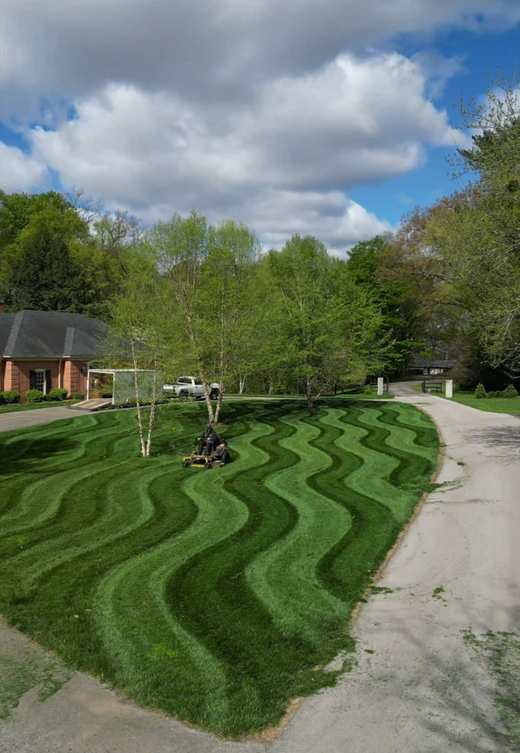 Don’t try swimming in these waves… #thatlawndude #lawncare #hustlerturf #mowing 