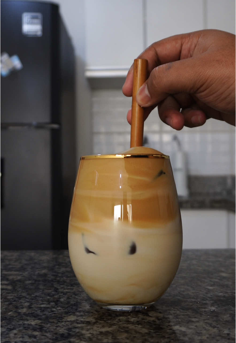 Café batido con leche.  • 1 cucharada de azúcar blanca  • 1 cucharada de café instantáneo.  • leche fresca #cafe #coffee #drinksideas #parati #viral 