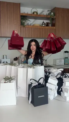 birthday haul + giveaway 🛍️🤍 to enter the giveaway, simply like + comment + tag a friend so you both get a chance to win :) make sure you're following so i can message you! as always, ty for supporting me & allowing me to spoil others (and hopefully you) like this 🫶🏻 i'm so grateful and hope to do this for many years to come! good luck in the giveaway! 🩷 