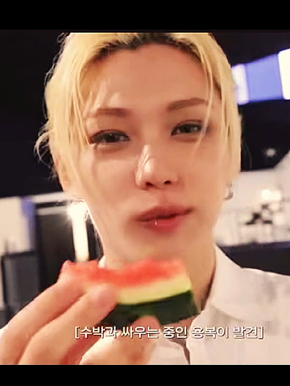 yongbok eating watermelon 🍉  #felixstraykids #yongbok #leeyongbok #felix #straykids #st8blue💙 #watermelon 