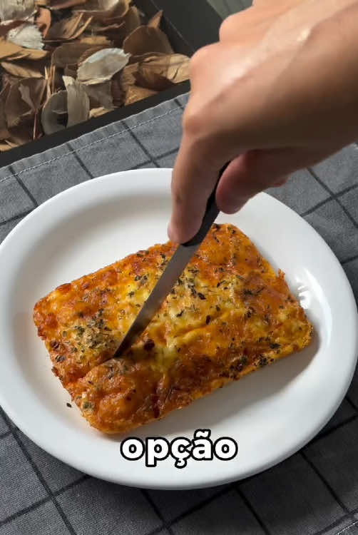 Torta salgada proteica, simples e rápida.  Misture: • 20g de tapioca • 1 ovo • 50ml de leite • 50g de frango • 20g de muçarela Asse por 15min a 180°C (forno ou airfryer). Rende uma porção com: 301 kcal | 28g proteína. Usei pote de vidro — seguro pro forno. . . 🎥: @franbnutri #nutrição #tortadefrango #tortafit #tortadefrangofit #tapioca #frango #proteina #jantarsaudavel #ideiadejantar #jantarproteico #receitasairfryer #proteico #receitaproteica #dieta