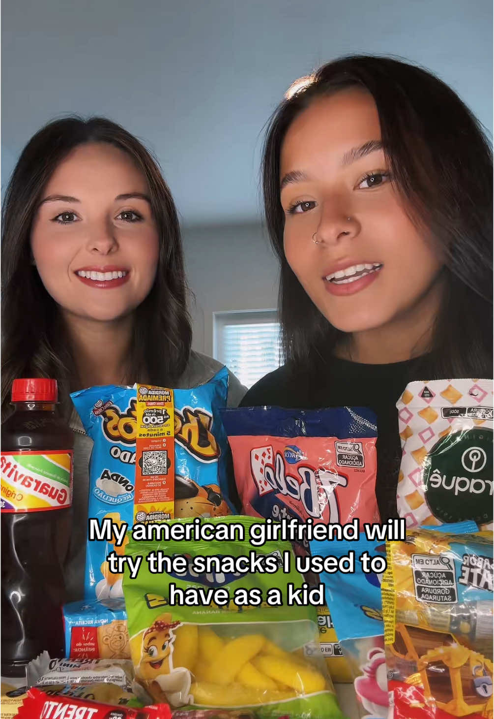 Minha namorada provando as besteiras que eu amava na infância… agora ela precisa me mostrar as dela, inclusive medo 🤣 #wlw #lesbiancouple #fyp #riodejaneiro #braziliansnacks 
