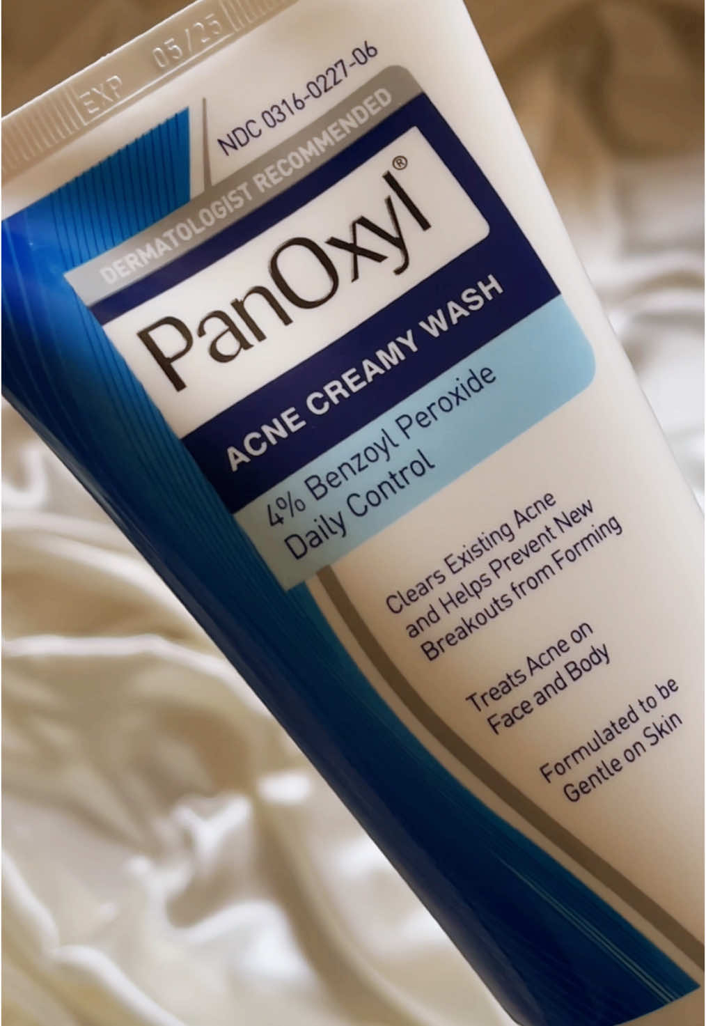 Panoxyl الغسول الرائع الغني عن التعريف   جربت هذا الغسول صرااحة جداا رائع واذا عندك حبوب ولا آثار الحبوب رح يزيلها بعد فترة استخدمته للوجه و يستخدم للجسم   يستخدم ك قناع على الوجه لمدة دقيقتين او دلكي فيه وجهك لمدة دقيقتين وبعدين غسليه والترطيييييب اهم شي بعد اي غسول   يقتل البكتيريا المسببة لحب الشباب يقلل الالتهاب والاحمرار  ينظف المسام  #fyp #viral #foryou #viralvideo #اكسبلور #explore #riyadh🇸🇦 #fypシ゚ #اكسبلووووورررر #fypシ゚ #اكسبلووووورررر #الرياض #capcut #منتجات #عناية #عناية_بالبشرة #skincareroutine #فيتامينات #فيتامينات_للشعر #غسول_للوجه #غسول_البشرة #غسول #panoxyl #acne #creamyskincare #acnecream #benzoyl #daily #wash #غسول_بانكوسيل #حبوب_الوجه #علاج_بالاعشاب #اثار_حب_شباب #حبوب #علاجات_طبيعيه # @PanOxyl 
