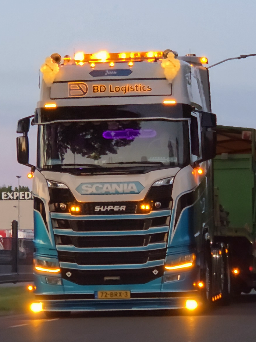 #truckspotter #vrachtwagen #showtruck #gordijnenindeplooigasmetdiezooi #onlywayisdutch #scaniav8 #scaniavabis #fyyyyyyyyyyy #hollandstyle🇳🇱😍👌 #fy #fyp #poah #truckspotting #oldskool #barregaander🚛💨🚨 #goinginstyle #scaniapower #scania #mooileventjewel🚜🐄🤩 