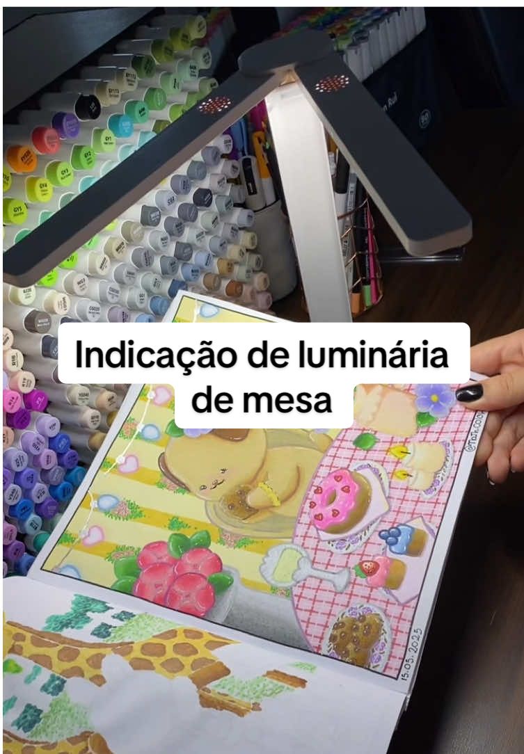 Recebi essa luminária de mesa da TikTok Shop e já virou item essencial aqui no cantinho de colorir! 💡✍️ Ela é compacta, baratinha e entrega uma luz de respeito, perfeita pra quem precisa de cor fiel e vídeos com qualidade! Super recomendo pra quem ama detalhes bem iluminados. 🧡 Dá o play no vídeo e vê essa belezinha em ação! 👀✨ #luminariademesa #iluminacao #coloring #coloringbook #fypシ゚ 