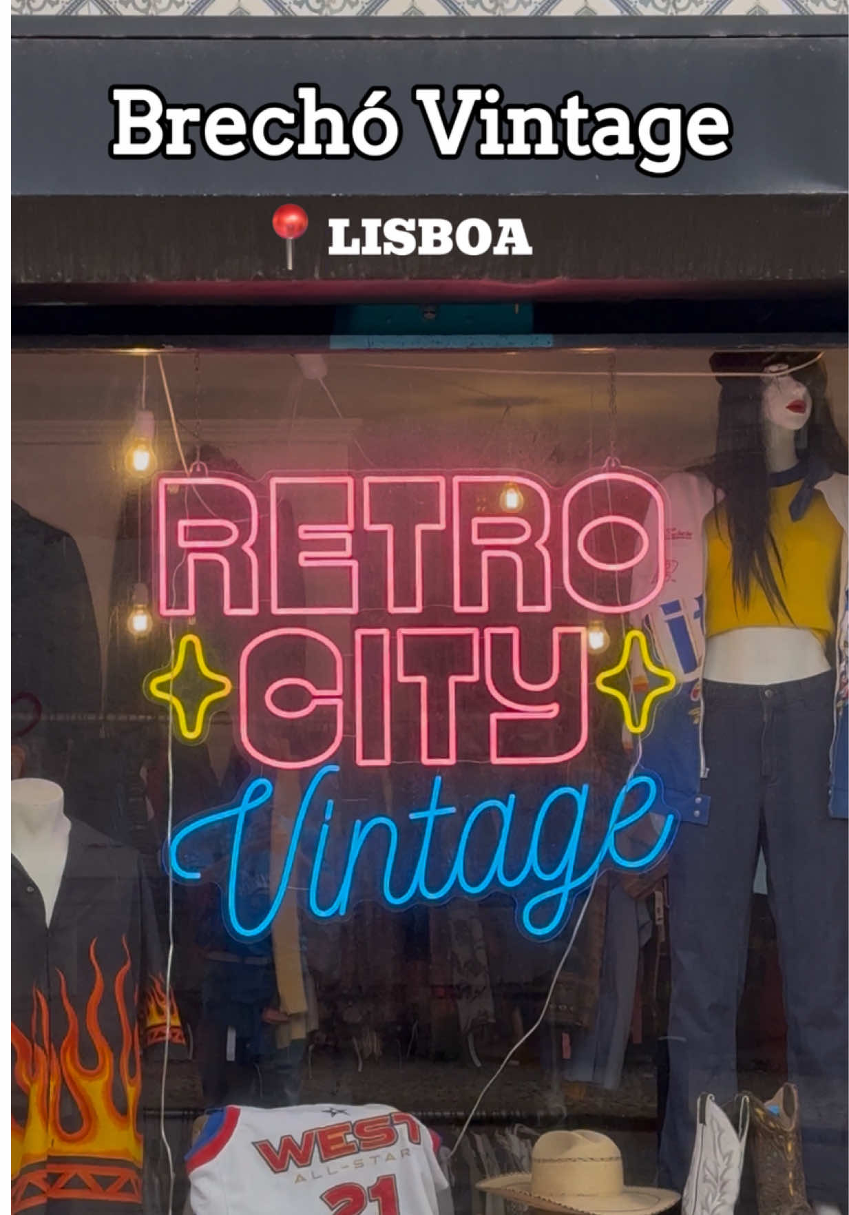 Adoramos comprar em brechó, conhecemos o @Retro City Lisboa e já virou o nosso favorito aqui de Lisboa! além de ter uma ótima curadoria, o atendimento é também excelente, vale a pena a visita.  Ele fica localizado na Rua Maria Andrade, 43, próximo ao metrô intendente. Fomos apenas uma vez, mas já pretendemos voltar, pois as peças são bastante diferenciadas. E vocês gostam de comprar de brechó? Qual o favorito de vocês? @xtorresssss  #brecho #brechovintage #garimpo #lisboa #brecholisboa #retrocitylisboa 