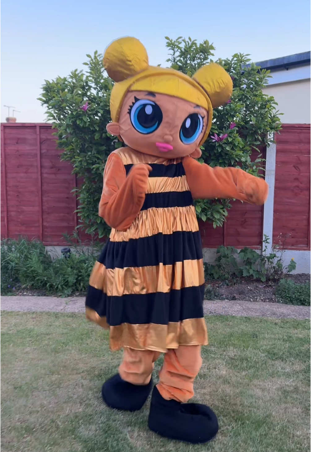 This queen really out here dancing for her life at children’s birthday Dc : @marimacleod #dancetrend #dance #mascot #loldolls #fyp 