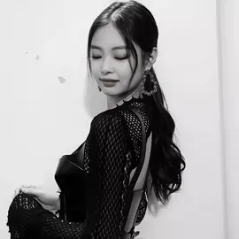 #JENNIE - oloko já estou em 6 grupo de culto junina 👄 veyr eu quero um labubu agora de tanto q aparece pra mim  ib:perdi #editblackpink #videoviral #fyy 