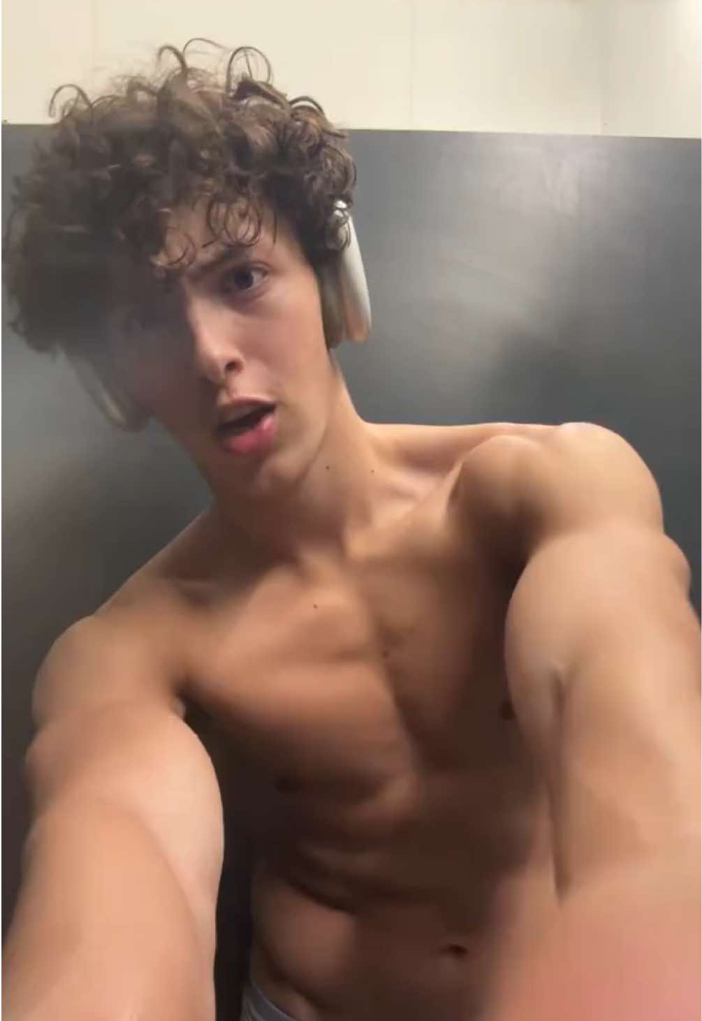 it’s impossible not to make a tiktok immediately after the gym. my apologies😔💔 #gym #biceps #back #fyp 