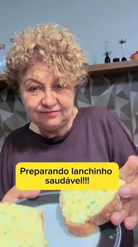 Lanchinho Fit com Ovo Cremoso (congelável!)  Tá procurando um lanche fácil, gostoso e que dá pra congelar? Olha essa ideia que eu testei e amei! Usei 2 ovos cozidos e amassados, misturei com 1 colher de requeijão light por ovo, cheiro-verde, acertei o sal e fiz aquele recheio cremoso e temperadinho. Peguei uma fatia de pão integral, amassei, coloquei o recheio por cima e pronto! Mostrei tudo no vídeo — passo a passo certinho. Depois é só embrulhar no papel filme e levar ao congelador. Mas ó… antes de congelar eu provei, e gente, ficou muito bom mesmo! 😍 #l#lanchofito#ovocremosol#lanchefácill#lanchefitc#congelandosaudávelm#marmitinhasfitf#fitnocaprichoe#emagrecercomendol#lancherapidov#vidafitnessa#alimentacaosaudaveld#dietal#lanchenutritivol#lanchelowcarbc#cozinhafitlanchedodia
