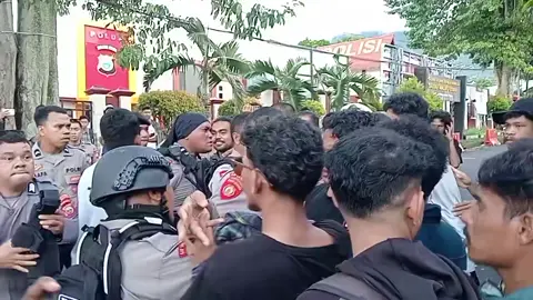 Evaluasi total insitusi kepolisian di Maluku Utara, karena saat ini wajah kepolisian bukan lagi sebagai pelindung rakyat, tetapi sebagai pelindung  modal dan alat kekuasaan, Dalam aksi demonstrasi yang digelar untuk memperjuangkan hak-hak masyarakat adat atas tanah ulayat mereka, kami menyoroti tindakan aparat kepolisian yang tidak sesuai dengan prosedur standar dalam penanganan aksi massa. Alih-alih menjalankan peran sebagai pengayom masyarakat dan penjaga ketertiban, aparat justru menunjukkan sikap represif dan intimidatif yang mencederai prinsip-prinsip demokrasi dan hak asasi manusia.  #TikTokLIVE #sorotandunia 
