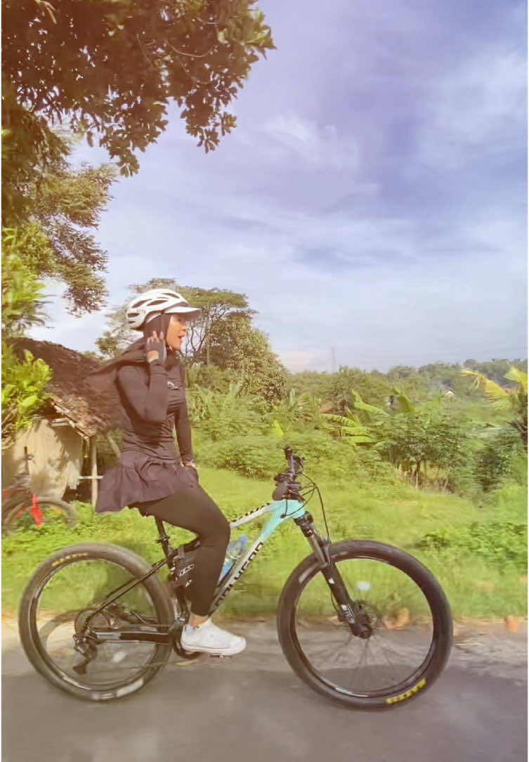Siapa yang pengen ada vt cara los stang??? #CapCut #acidastri #acidastriupdate #kataacid #kataacidastriupdate #gowes #goweser #pesepeda #mtbwomen #womencycling #womencyclist 