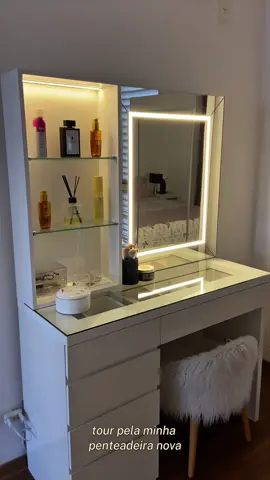 Episódio 2 da saga: conquista desbloqueada – a penteadeira dos sonhos Ela chegou, ocupou metade do meu quarto e 100% da minha motivação. Pronta pra me arrumar até pra ficar em casa.  #penteadeira #camarim #moveisplanejados #maquiagem #alphavillesp 