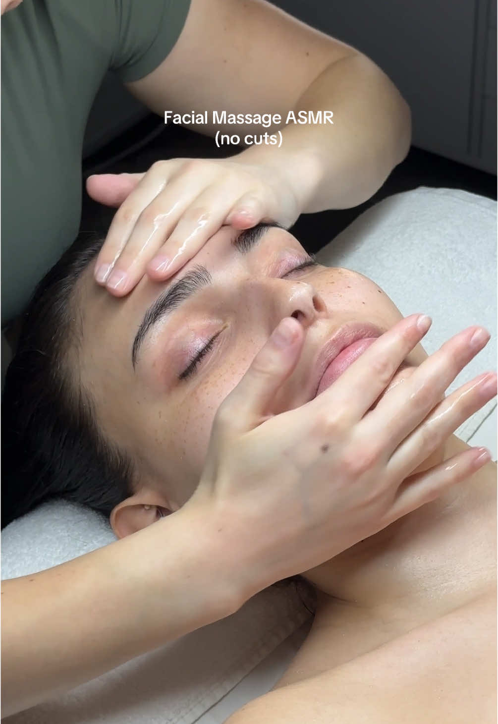 Extended version of my facial massage 💛  #estheticianlife #creatorsearchinsights #soloesthetician #facialasmr #relaxingvideos #facialmassage 