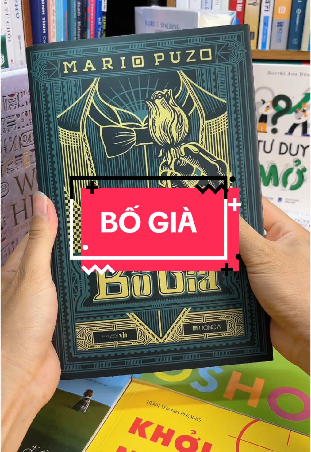 “Bố Già” – Cuốn tiểu thuyết khiến cả thế giới phải nể sợ một gia đình Mafia! Không chỉ là một câu chuyện về thế giới ngầm, “Bố Già” của Mario Puzo là biểu tượng của quyền lực, danh dự và sự tàn nhẫn được điều khiển bằng trí tuệ siêu phàm. Bạn sẽ bị cuốn vào một thế giới nơi luật pháp không tồn tại – chỉ có luật giang hồ và lòng trung thành. Một cuốn tiểu thuyết mafia kinh điển được chuyển thể thành phim cực kỳ đỉnh cao. #tiemsachbinhyen #BookTok #sachhay #sách #reading #bogia 