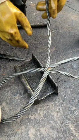 We not only produce steel wire ropes, but also teach the methods of steel wire rope weaving.#wirerope #steelwirerope 
