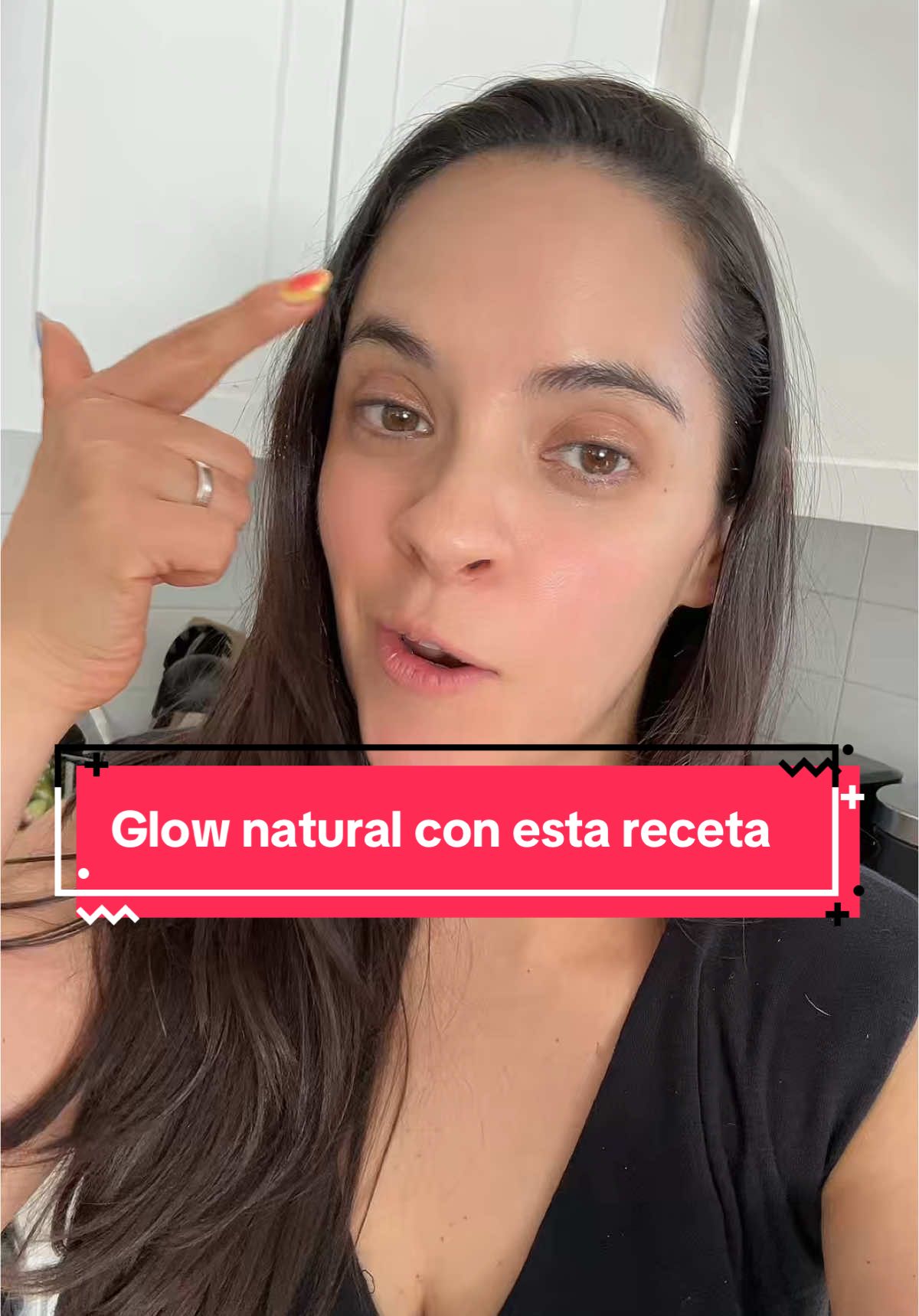 ¿Sabías que lo que comes también nutre tu piel desde adentro? • Betabel: Rico en antioxidantes y vitamina C, mejora la circulación y da un glow natural a la piel. • Zanahoria: Alta en betacarotenos, ayuda a regenerar la piel y protege contra el daño solar. • Aceite de sésamo: Fuente de grasas saludables y antioxidantes que hidratan y revitalizan la piel desde adentro. • Semillas de sésamo: Aportan zinc, calcio y vitamina E, que favorecen la producción de colágeno y una piel firme. • Vinagre de arroz: Ayuda a la digestión y a equilibrar el pH del cuerpo, lo que se refleja en una piel más clara. • Vinagre de manzana: Detox natural que mejora la salud intestinal y puede reducir brotes y mejorar la textura de la piel. • Limón: Alto en vitamina C, fortalece el sistema inmune y estimula la producción de colágeno. • Salsa de soya (con moderación): Contiene isoflavonas que ayudan a mantener la elasticidad y firmeza de la piel. Tu piel es el reflejo de lo que comes. ¿Te gustaría una receta con estos ingredientes? #skincareinterno #glowdesdeadentro #comerbienparalapiel #beautyfood #nutrición #pielsaludable #riman 