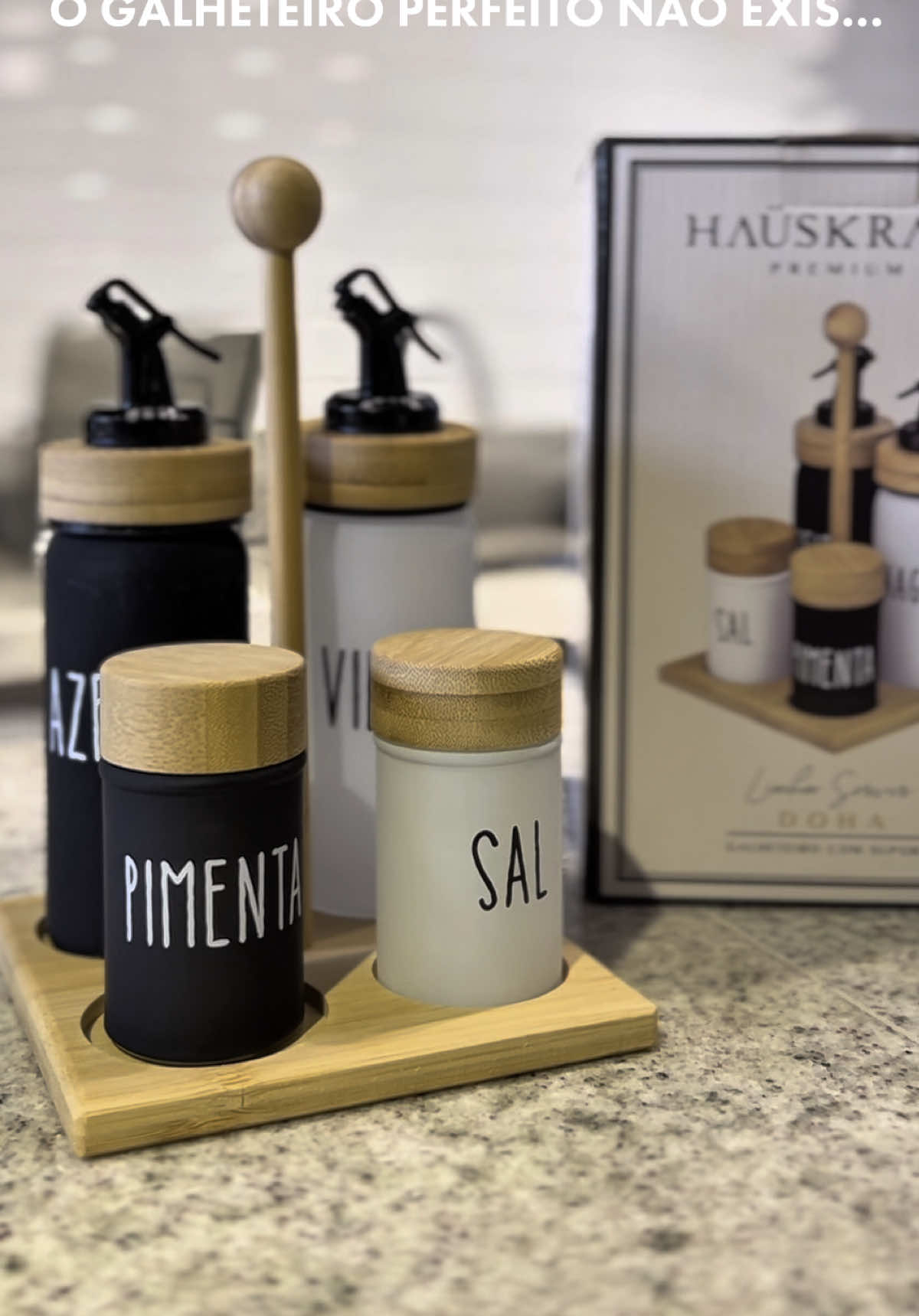 Você vê, se apaixona… e quando percebe, já quer um também. Esse galheteiro é funcional, estiloso e ainda deixa a cozinha com aquele toque sofisticado. Sim, ele existe… E o melhor: tá disponível no nosso TikTok Shop pra você garantir o seu agora mesmo! #tiktokshop #unboxingvideo #asmr #cozinha 