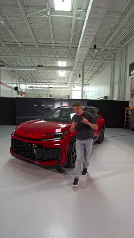 Toyota lo acaba de hacer oficial: ¡la nueva RAV4 2026 será exclusivamente híbrida! Se acabó la gasolina. Y viene con todo: una versión GR Sport con look agresivo, una Woodland con enfoque off-road y capacidad de remolque mejorada, y la brutal RAV4 Prime con más de 300 caballos y autonomía eléctrica. Nuevo diseño exterior, interior totalmente renovado, pantalla más grande, mejor tecnología, más seguridad, más eficiencia… ¿Pero sigue siendo la reina de las SUV compactas, o Toyota se está confiando demasiado? Hoy te muestro todo lo que necesitas saber sobre la nueva RAV4 2026. Sin vueltas. Sin filtros. #ToyotaRAV4 #RAV42026 #ToyotaHybrid #SUVHíbrida #RAV4GRSport #ToyotaGR #AdiósGasolina #RAV4Prime #ToyotaSUV #NuevosLanzamientos2026 #Híbridos2026 #ToyotaElectrificación #grsport2026 