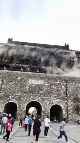#VideoViral #Internacional ⛩🇨🇳Se desplomó el techo de la Torre del Tambor Ming Zhongdu en #Anhui, #China, que tenía más de 650 años de antigüedad ⛩🇨🇳 Fue construída en 1375 durante la dinastía Ming, pero en 2023 inició un proyecto de restauración que finalizó en marzo pasado. 💻www.meganoticias.mx