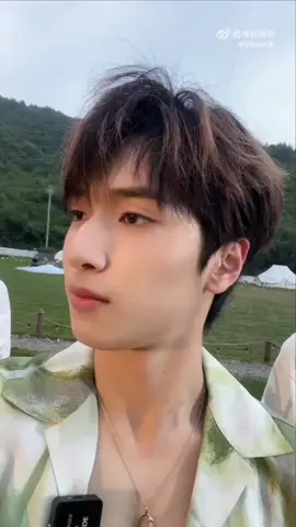 Nhìn xem cổ tìm được những vd gì hồi đó của các anh bé nè 😆. Vừa cưng vừa hài xỉu 😝.                                                                              #时代少年团 #Teens_In_Times #lầu18🌟 #bạomễhoa #tnt_thời_đại_thiếu_niên_đoàn #thời_đại_thiếu_niênđoàn🍿 #时代少年团马嘉祺 #时代少年团丁程鑫 #时代少年团宋亚轩 #时代少年团刘耀文 #时代少年团张真源 #时代少年团严浩翔 #时代少年团贺峻霖 #tiktok #xuhuong #xuhuongtiktok2025 #viralllllll #viralvideo #tnt时代少年团 