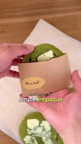 Empaque fácil para galletas hecho con papel kraft Lindo, práctico y perfecto para regalar o vender. Usé un cuadrado de papel de 25×25 cm para una galleta de aprox. 9 cm de diámetro, pero puedes ajustar el tamaño según tu producto. También funciona para brownies, alfajores, o cualquier postre casero. Guarda esta idea y pruébala tú también. ¡Es simple pero encantadora! Las recetas de galletas y otros postres que ves en el video están en mi Combo de Recetarios con más de 190 recetas listas para vender y triunfar con tu emprendimiento dulce. Comentan combo y te paso la información de nuestro combo de recetarios  Encuentra el paso a paso completo y más ideas en mis historias. Me encantaría que lo intentes y me etiquetes #postres #minipostres #recetasfáciles #galletas #cookies #galleta #recetariosparavender #postresparavender #cakeboss 