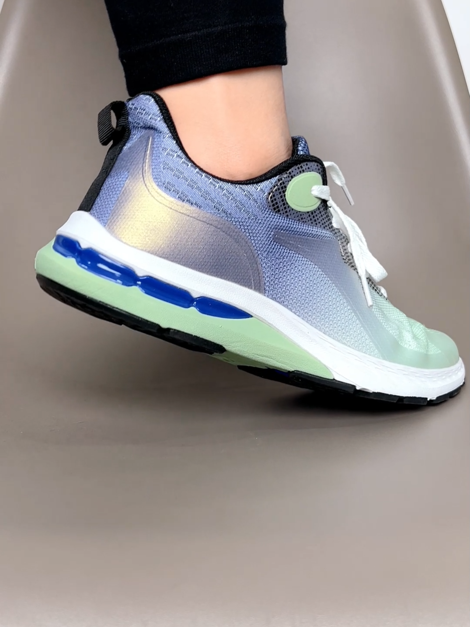 Mau olahraga bisa. Mau nongkrong juga oke. Sepatu serba bisa tuh wajib punya
