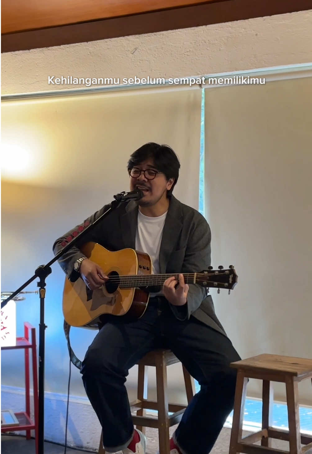 Abis bikin lagu nih, buat kamu si juara umum mimpiin orang yang bukan untuk kamu.. #BilalIndrajaya #AkhirPekanYangHilang #DuaDunia #MusikdiTiktok 