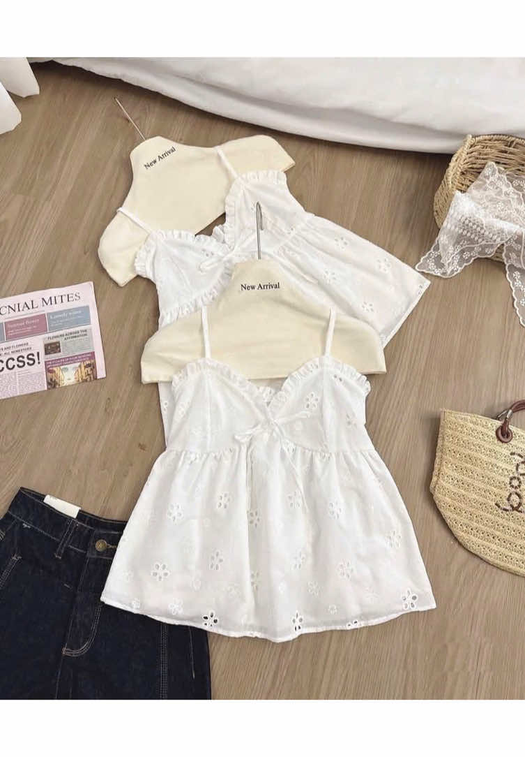 ◾️ Áo ren 2s bèo ngực chất xô đục lỗ hoa cúc 🌼 Chất đẹp xỉuuu lun mặc iu iu xinh xinh thế này mà ce bỏ qua thì tiếc lắm nhennnn - Chất liệu: ren xô mềm - Màu: trắng - Size: freesize < 60kg ⚡️155 🐠