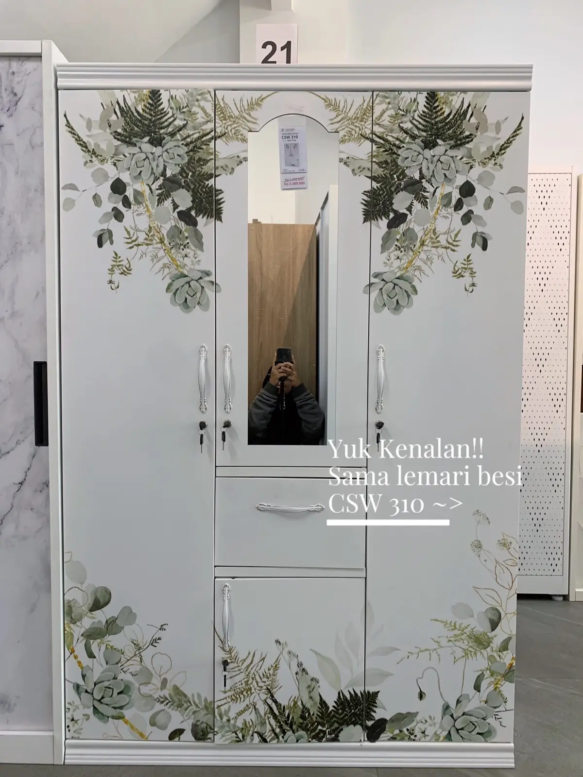 Lemari 3 pintu swing bukan cuman tempat simpen barang dan baju aja, tapi juga tempat simpen rahasia😏🤫 #lemaribesi #lunarsolfurniture #pintuswing #lemaribaju #lemaripakaian #lemariaestetic #aesthetic #multifungsi #fypage #fyp 