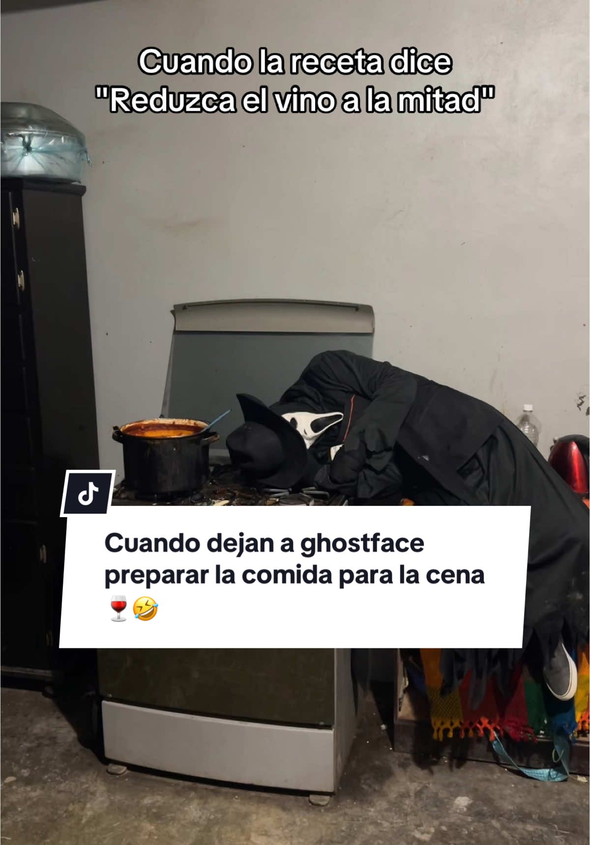 Y pos yo ayudando con la receta 🍷💀 #ChefConEstilo  #CocinaFails #HumorTikTok #GhostChef #RecetaFallida #CocinandoConEstilo #TikTokFunny #DisfrazadoPeroChef #WineTime #VideoDeRisa #ParaTi #FYP