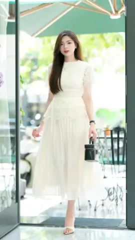 Set hai món nữ : áo ren cổ tròn phối chân váy chất voan xếp ly dáng dài màu đen màu kem kèm dây ngọc sang trọng #vayxinh #doboxinh #thoitrang #thoitrangnu 