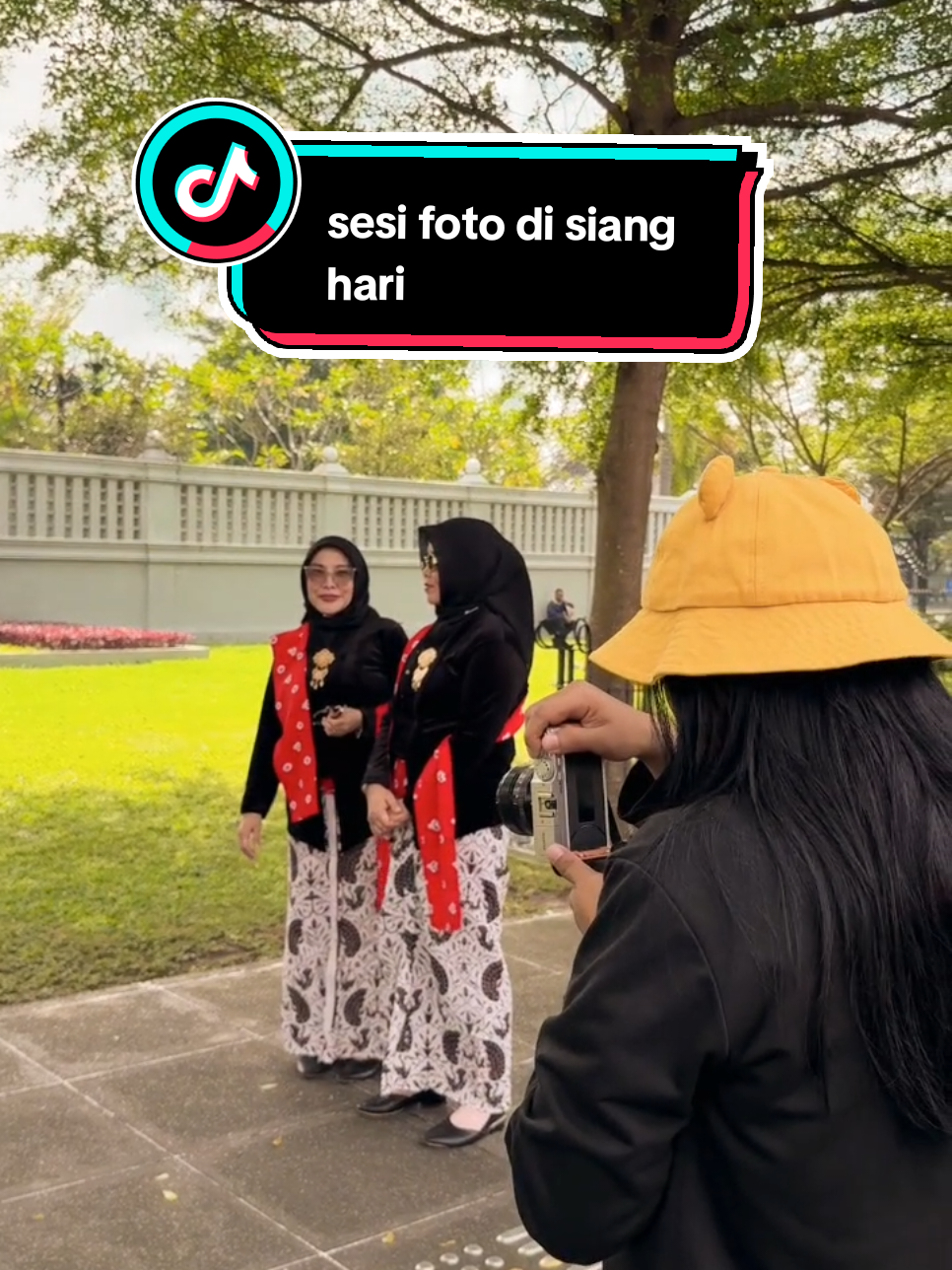 liburan ke malioboro rugi banget kalau nggak foto menggunakan pakaian adat jawa☺ info lebih lanjut hub: 085786473943 #kebayamodern #jawapride #sewakebaya #fotoprewedding  #jasafotobajuadatjogja #wisatajogja #wisataindonesia #jogja24jam 