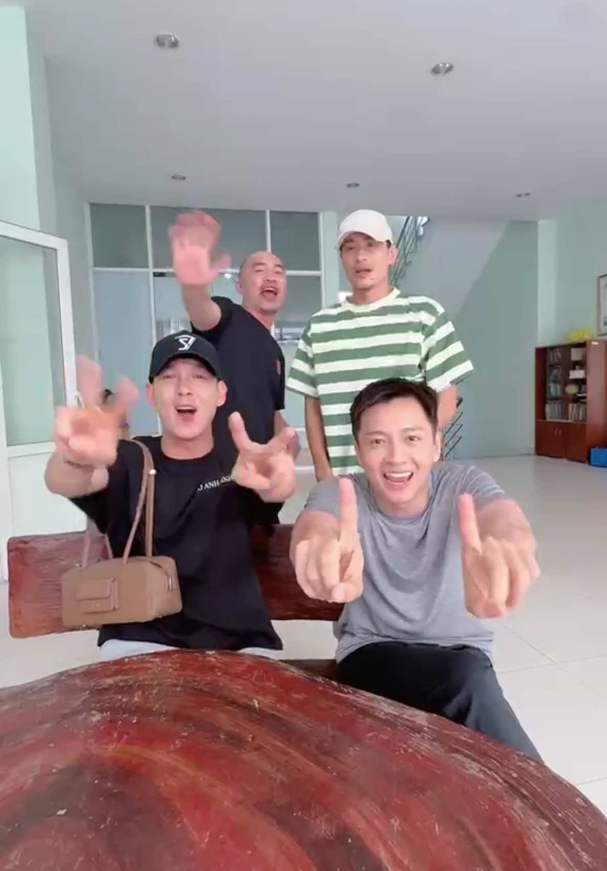 Clip hơi mờ vì down vội từ tin nhắn nhưng lời chúc thì em nghe rất rõ (sau 10 lần replay). Mùa xuân thứ 2 trong năm thật sự đã về rồi, em xin cảm ơn các anh thân yêu ! ♥️ #SNAN #HaNhi #SauNganAyNam