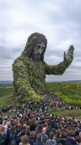 Witness this breathtaking living sculpture of Jesus, blooming with thousands of wildflowers! 🌸 Unveiled today in the heart of the countryside at the 