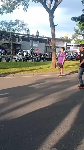 💥 goes.. goes .. run .. run 🔥🔥🛼🛼🏃🏃☺️✊🙌💕 #rollerskate #quadskateina #rollerskating #quadskates #rollerskating #quadskates #rollingforfun #sepaturodajadul #bandungrollerskates #quadshop_second #skatelife #rollermom 
