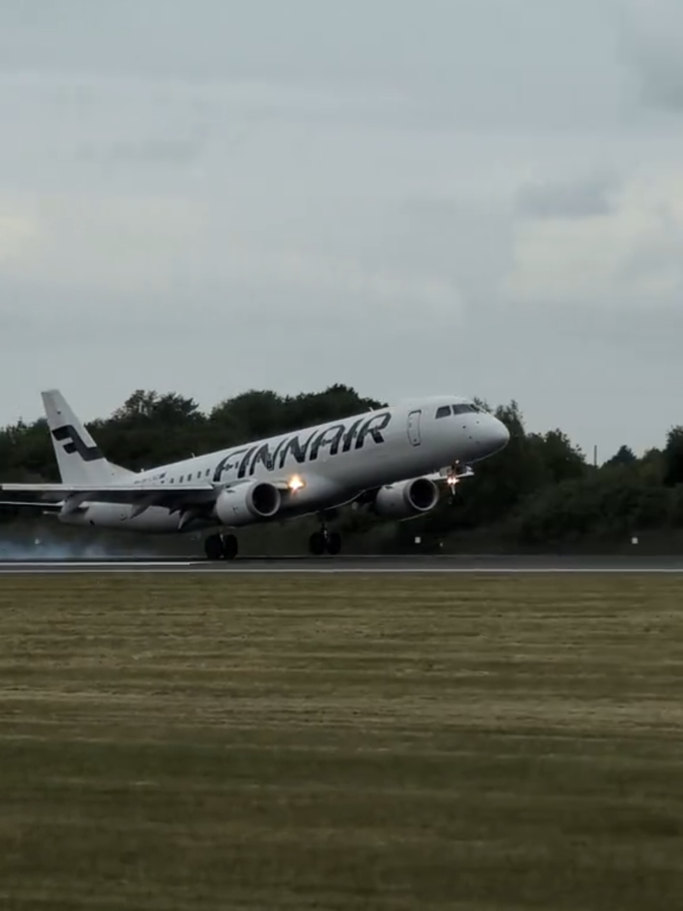Finnair Embraer ERJ-190 touching down from Helsinki, Finland onto Runway 05R🇫🇮 @Finnair  #planespotting #manchesterairport #fyp #viralvideos #aviation #embraer #finland 