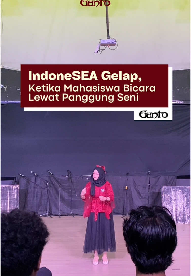 Mahasiswa Pendidikan dan Sastra Inggris menggelar pentas seni yang bertema IndoneSEA Gelap di Teater Tertutup Mursal Esten, Fakultas Bahasa dan Seni (FBS), Universitas Negeri Padang (UNP), Sabtu (17/5). IndoneSEA gelap ini mengangkat topik mengenai permasalahan yang dialami negara saat ini. Dengan menampilkan paduan suara, drama, solo song dan stand up comedy. Pewarta Foto: Widya Oktarina Baca lebih banyak berita di ganto.co ———————  Temui kami di :  Website : ganto.co Twitter : @gantonews  Faceboook : Surat Kabar Kampus Ganto Youtube : Surat Kabar Kampus Ganto Podcast : Ganto Podcast  Tiktok : @gan.today @gantoday Email : redaksiganto@gmail.com Iklan & Usaha : @gantostore E-Tabloid : https://issuu.com/skk-ganto