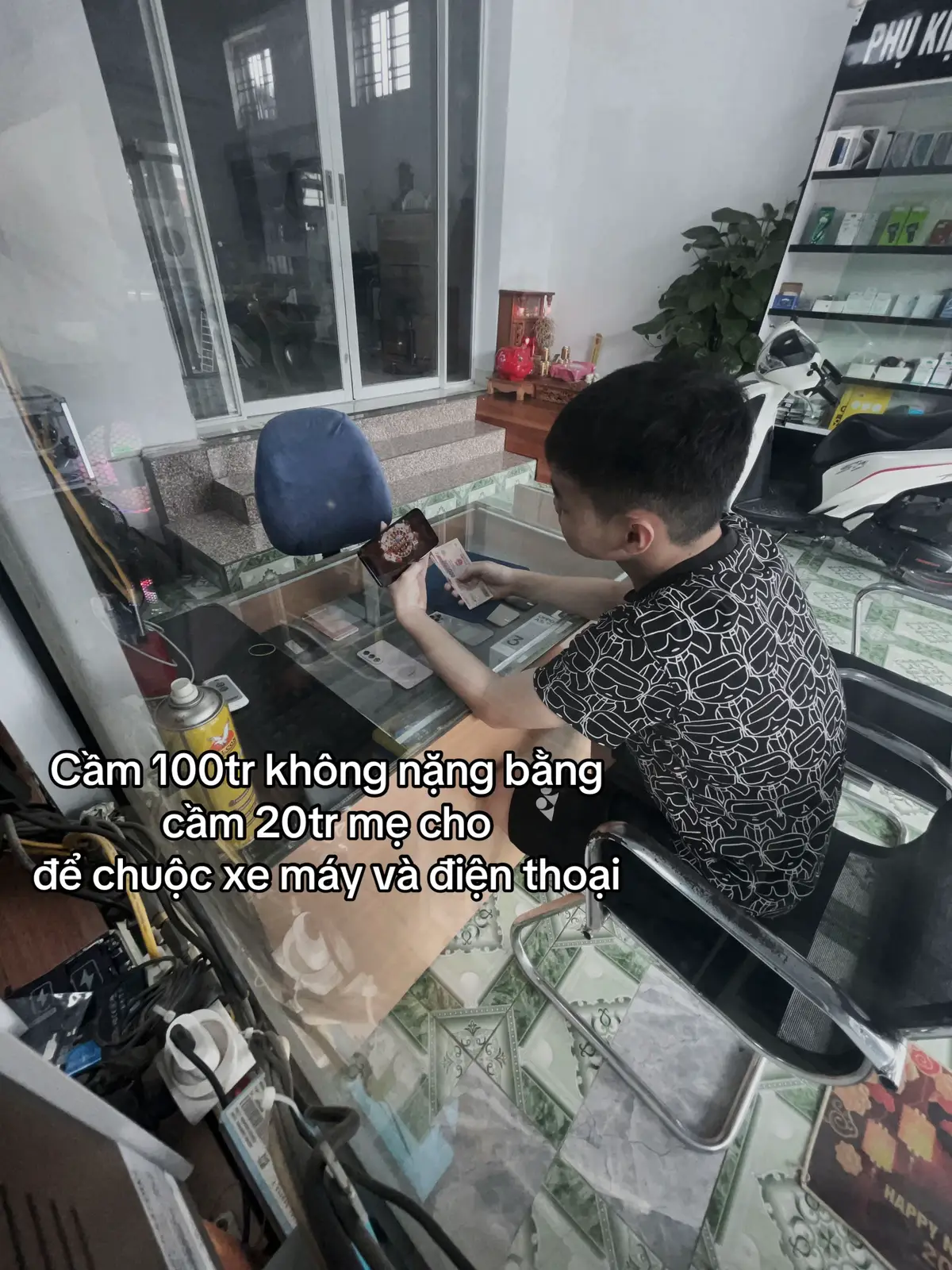 Cầm 100tr không nặng bằng cầm 20tr mẹ cho để chuộc xe máy và điện thoại ..#xuhuongtiktok #sttbuontamtrang 
