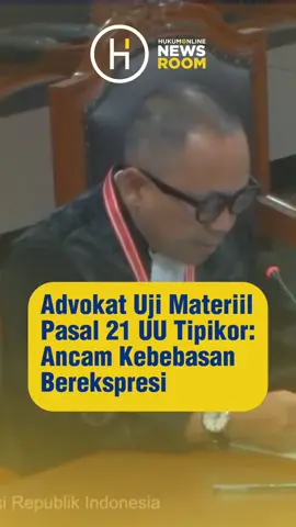 Advokat Hermawanto mengajukan permohonan uji materiil terhadap Pasal 21 dan Penjelasan Pasal 21 Undang-Undang Nomor 31 Tahun 1999 tentang Pemberantasan Tindak Pidana Korupsi sebagaimana telah diubah dengan Undang-Undang Nomor 20 Tahun 2001 (UU Tipikor) ke Mahkamah Konstitusi (MK) dengan Perkara Nomor  71/PUU-XXIII/2025. Hermawanto menilai bahwa frasa “atau tidak langsung” yang tercantum dalam norma Pasal 21 dan penjelasannya memiliki potensi besar menjerat warga negara yang menyuarakan opini publik atau melakukan kontrol sosial. Menurutnya, kegiatan seperti penyampaian pendapat melalui media massa, seminar, diskusi kampus, demonstrasi, hingga konferensi pers dapat dianggap sebagai bentuk penghalangan terhadap proses hukum apabila ditafsirkan secara subjektif oleh aparat penegak hukum. Adapun pasal 21 UU Tipikor menyatakan bahwa, “Setiap orang yang dengan sengaja mencegah, merintangi, atau menggagalkan secara langsung atau tidak langsung penyidikan, penuntutan, dan pemeriksaan di sidang pengadilan terhadap tersangka dan terdakwa ataupun para saksi dalam perkara korupsi, dipidana dengan pidana penjara paling singkat tiga tahun dan paling lama dua belas tahun dan/atau denda paling sedikit Rp150.000.000,00 dan paling banyak Rp600.000.000,00.” Hermawanto berpendapat, keberadaan frasa “tidak langsung” dalam rumusan pasal tersebut dapat memberikan celah interpretasi yang sangat luas. Ia menekankan bahwa jika suara publik yang menyampaikan kritik dianggap oleh penyidik sebagai bentuk penghalangan proses hukum hanya karena mempengaruhi secara tidak langsung maka akan timbul ancaman serius terhadap kebebasan berekspresi dan rasa aman dalam menyampaikan pendapat di ruang demokrasi. Baca selengkapnya di hukumonline.com/berita atau klik link yang ada di story! #uutipikor #advokat #mahkamahkonstitusi #korupsi 