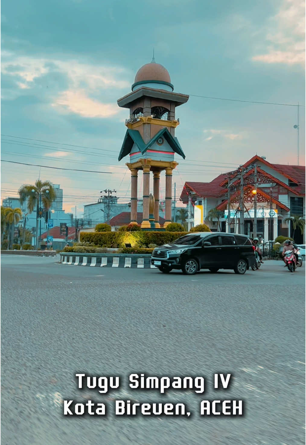 Keliling ACEH, Tugu Simpang IV Kota Bireuen, ACEH #kelilingaceh #jalanjalan #kelilingindonesia #kampunghalaman #bireuen #wisataaceh #suasanapedesaan #bireuen_kota_juang 